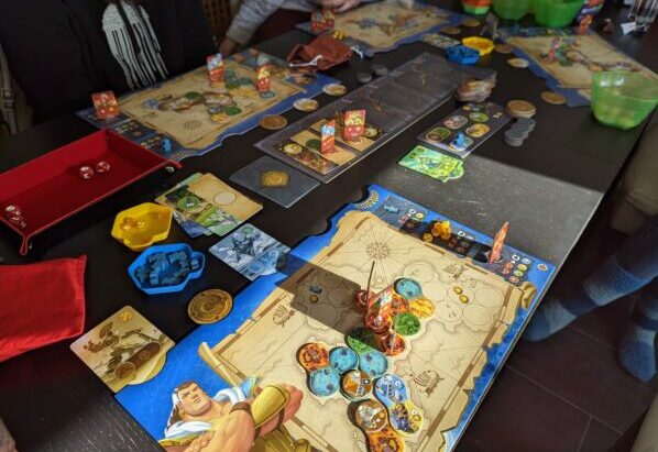 Orichalcum is reminiscent of Kingdomino in some respects. But it plays completely differently.